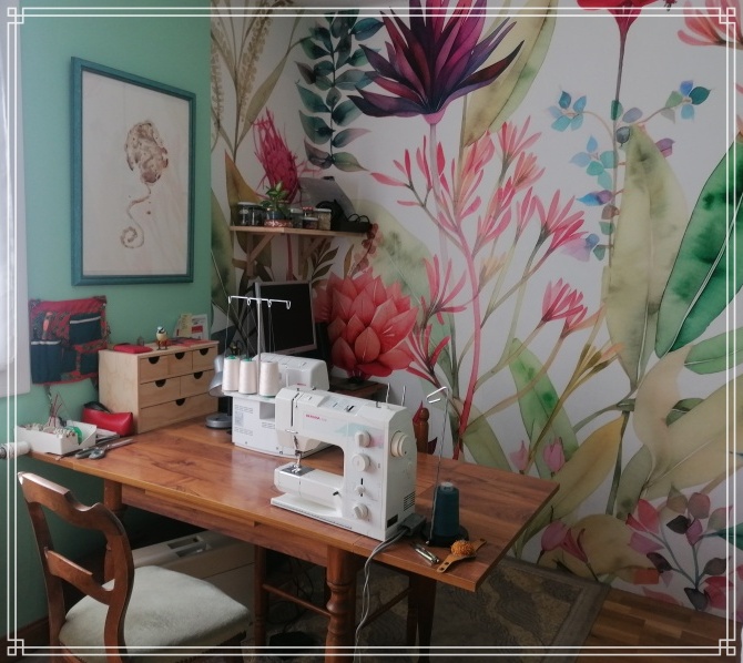atelier de retouche en couture : atelier avec machines à coudre, surjeteuse